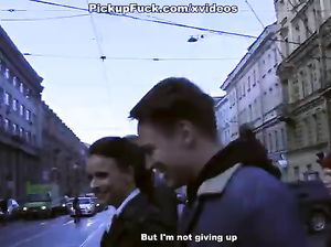 Алина за деньги пошла с парнями в туалет