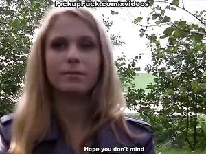 Юля за деньги сосет пенис пикапера прямо в парке