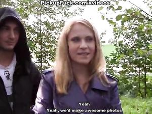 Юля за деньги сосет пенис пикапера прямо в парке