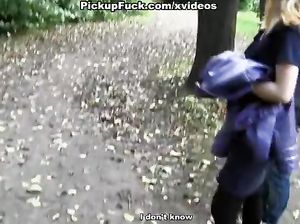 Юля за деньги сосет пенис пикапера прямо в парке