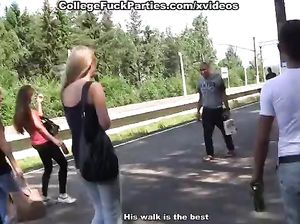 Студенты разрабатывают анус телке на вечеринке в лесу