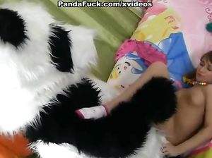 Поиграла с пандой в твистер и жахнулась с ним