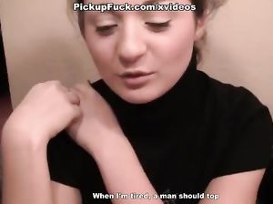 Улыбчивая чикса сосет двум парням за 120 баксов