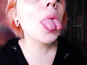 Сучка с раздвоенным языком соблазняет дрочеров в привате