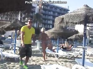 Русский пикапер познакомился с девкой на пляже и развел ее на платный секс