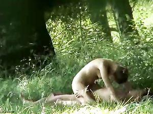 Пара жахается в лесу и не знает, что за ними подглядывают