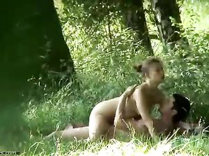 Пара жахается в лесу и не знает, что за ними подглядывают