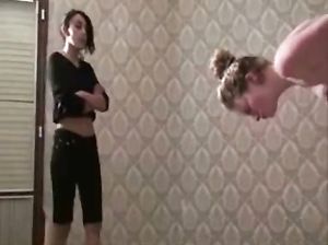 Сука бьет голую девчонку по пизде ногой
