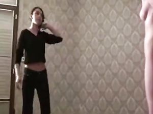 Сука бьет голую девчонку по пизде ногой
