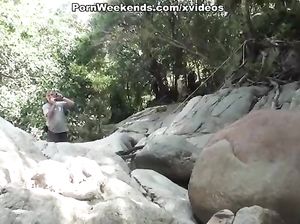 Девка разделась на каменистой скале и отсосала у негра