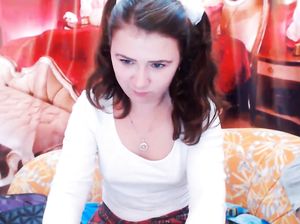 18-летняя Юля показала дрочерам рунеток попку