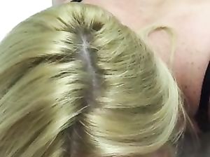 Белокурая Наташка взяла в рот стоячий член