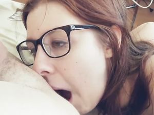 Аня страстно сосет и мечтает быть выебанной в жопу