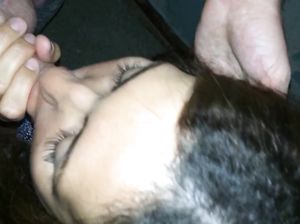 Кристина стеснительно отсосала член от первого лица