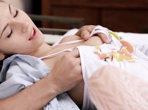 Занимаются вагинальным и оральным сексом в спальне