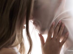 Впустила большой половой член внутрь вагинального отверстия