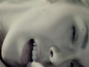 Русская модель мастурбирует письку в лифчике