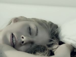 Русская модель мастурбирует письку в лифчике