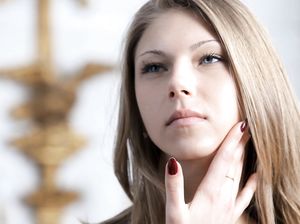 18 летняя девушка обожает трахать себя дилдо