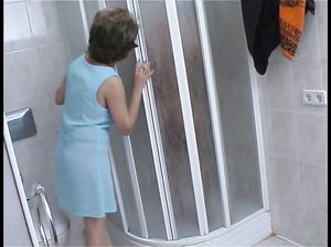 Возбужденная мамка пришла в ванную к сыну