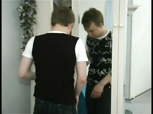 Взрослая брюнетка в чулках доминирует над молоденьким чуваком