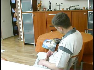 Откровенная мамка помогла сыну получить сексуальное наслаждение