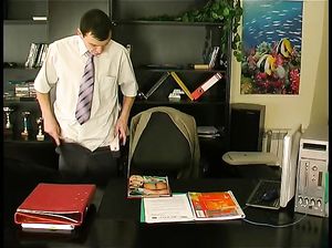 Начальник трахает взрослую уборщицу