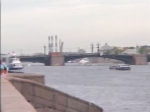 Русский мужик долбит в анал двух молодых нимфоманок