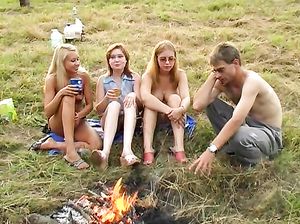 Парни устроили групповушку с бухими телками на свежем воздухе