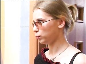 Прикатал очкастую деваху на еблю
