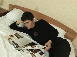 Отпер намасленную плоскогрудую девушку в задний проход