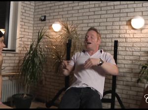 Две цыпочки отсосали парню в тренажерном зале