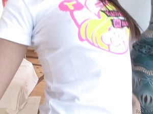 Обворожительная телка показала интимные зоны крупным планом