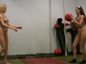 Красавицы обнажились и потренировались в спортивном зале