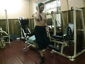 Русская спортсменка разделась полностью в тренажерном зале