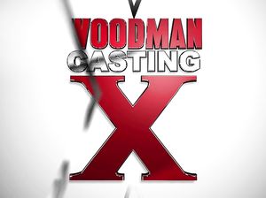 Волосатый мужчина наяривает в попку худенькую девицу