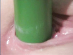 Откровенная девушка дает себя ебать в бритую пизденку