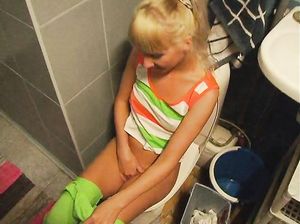 Надежда подрочила себе и пососала пенис