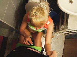 Надежда подрочила себе и пососала пенис