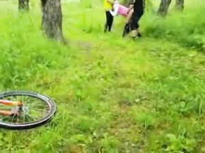 Два парня жарят одну телку в лесу
