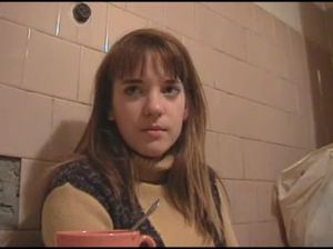 Настя в красных чулках трахает пизду страпоном