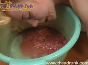 Озабоченный мужик жарит пьяную спящую блондинку