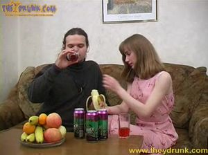 Волосатый мужик напоил Тамару и трахнул ее бананом