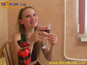 Ирина напилась и показала свои маленькие сиськи