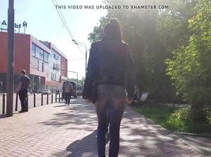 Дрочер снимает на скрытую камеру худую жопу незнакомки