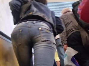 Дрочер снимает на скрытую камеру худую жопу незнакомки