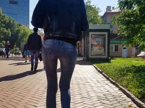 Дрочер снимает на скрытую камеру худую жопу незнакомки