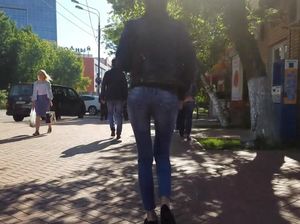 Дрочер снимает на скрытую камеру худую жопу незнакомки