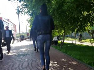 Дрочер снимает на скрытую камеру худую жопу незнакомки