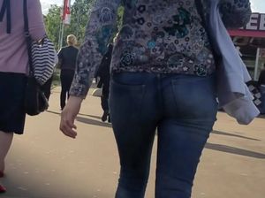 Чувак тайком снимает на скрытую камеру задницу бабы в джинсах